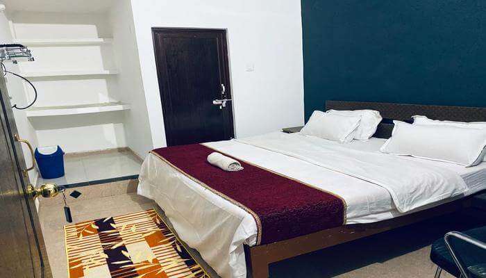 Surendra Palace Hotel room