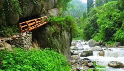 Tirthan Valley, one of the most picturesque offbeat destinations in Himachal Pradesh.