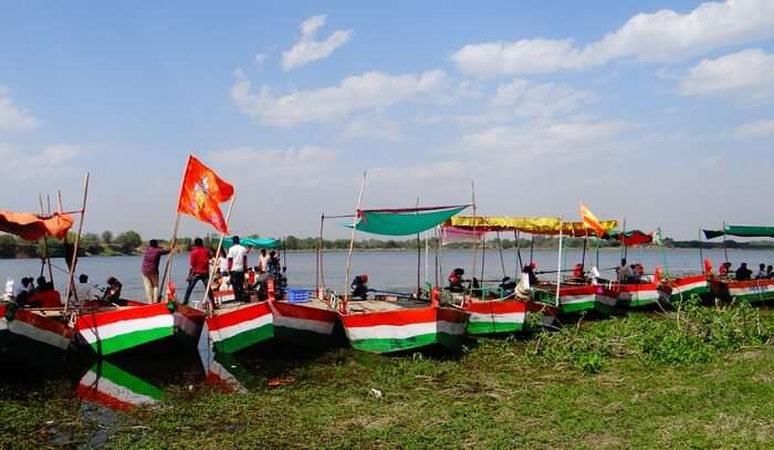 tourist car jalgaon