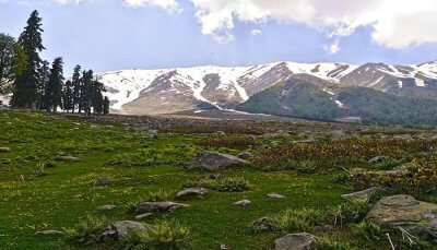 Apharwat Peak is one of the famous places to visit in Kashmir in May