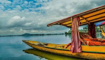 Dal Lake is one of the best places to visit in Kashmir in May