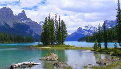 A mesmerising view of Jasper National Park which is counted among the best places to visit in Canada