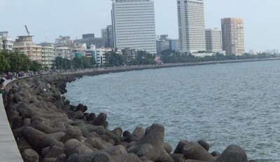 Head to marine drive for a chilling weekend, one of the best places to visit in Mumbai in summer.