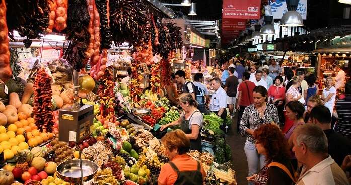 What are some popular street markets in Barcelona?