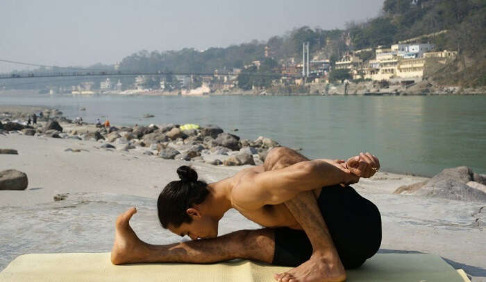 doing yoga in rishikesh ashrams