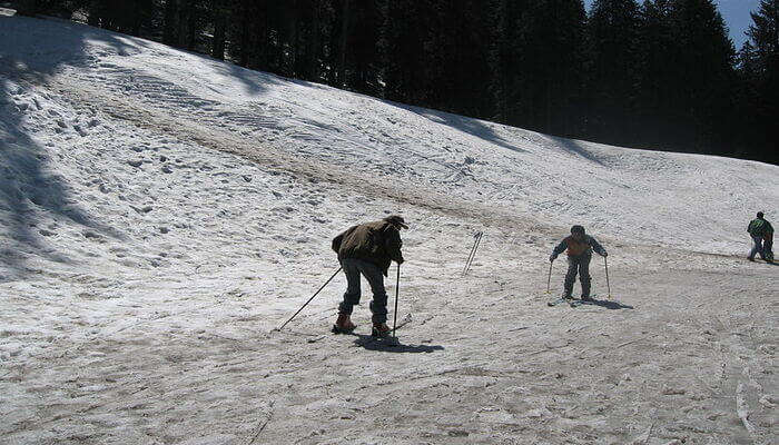 An adventurous view of Skiing in Narkanda, one of the best places to visit in North India