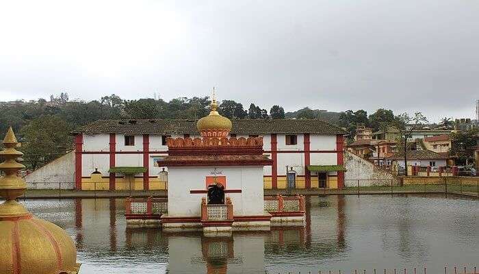 King Lingarajendra II built this temple