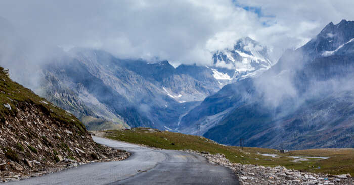 https://img.traveltriangle.com/blog/wp-content/uploads/2020/01/Rohtang-pass-in-summer_16th-jan-og.jpg
