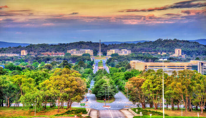 canberra tour guide