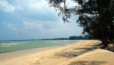 Get your favourite drink alongside the Teluk Batik beach.