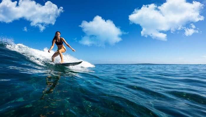 Maldivers surfing