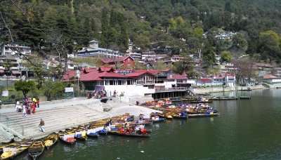Enjoy boat ride in Nainital which is one of the top solo female travel destinations in India