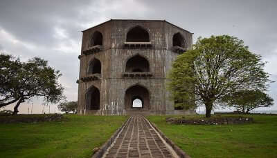 Salabat Khan Tomb