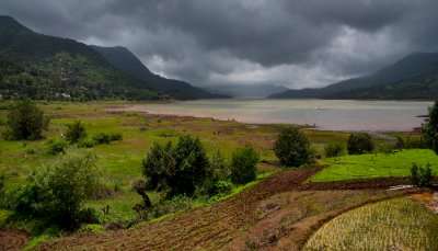 A breathtaking view of Takve Lake, one of the best picnic spots near Pune in summer