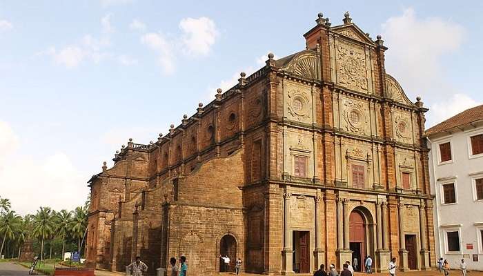 Visit some of the most famous and beautiful churches in Goa and feel as if you are in a Portuguese colony. 