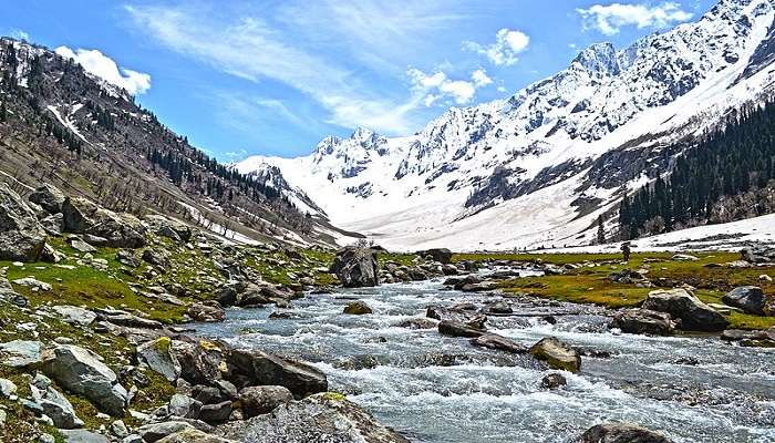 A jaw-dropping view of Sonmarg, one of the best places to visit in Kashmir in June