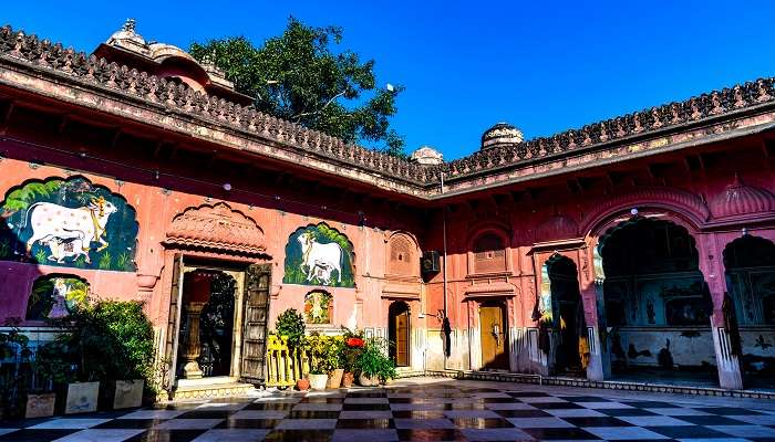 गोवर्धन मंदिर जंतर मंतर जयपुर का दर्शनीय स्थल है