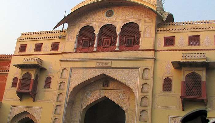 त्रिपोलिया गेट जंतर मंतर जयपुर के पर्यटन स्थलों में से एक है 