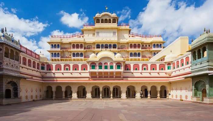 सिटी पैलेस जंतर मंतर जयपुर में घूमने के लिए सबसे जगह है