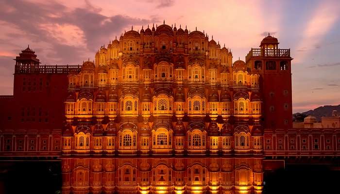 हवा महल जयपुर में घूमने के लिए सर्वोत्तम स्थान है