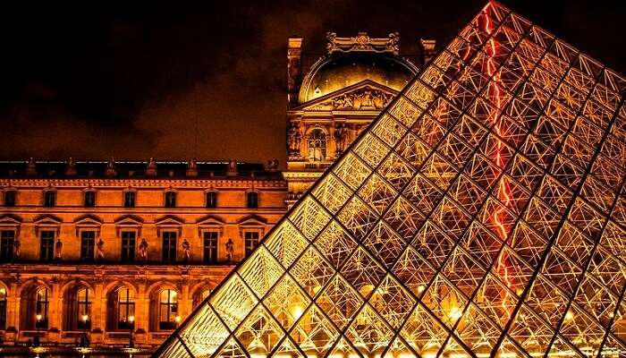 couple in the louvre