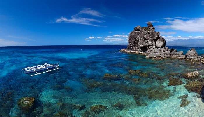 The clear tropical sea of Apo Reef Natural Park, among the ideal places to visit in Philippines.