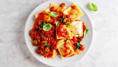 macarrão italiano em forma de travesseiro redondo