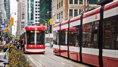 TTC bondes na rua King em Toronto