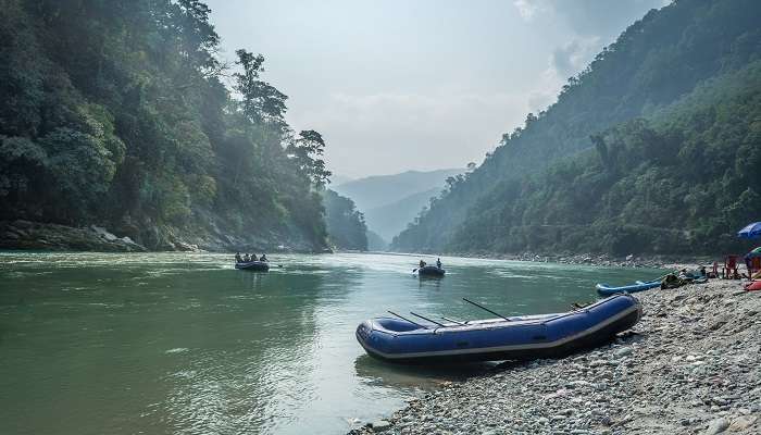 सिक्किम में तीस्ता नदी में राफ्टिंग