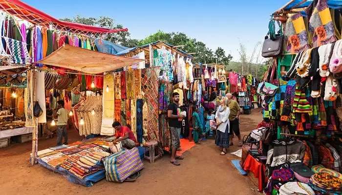 अंजुना पिस्सू बाजार गोवा में घूमने की जगहें है