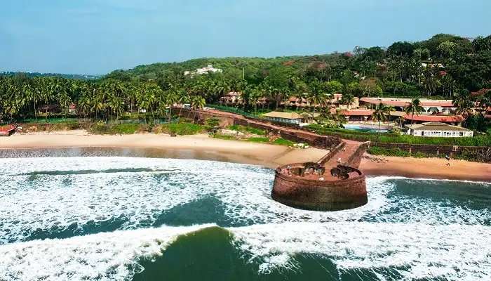 गोवा में घूमने की जगहें में से एक अगुआड़ा समुद्रतट है
