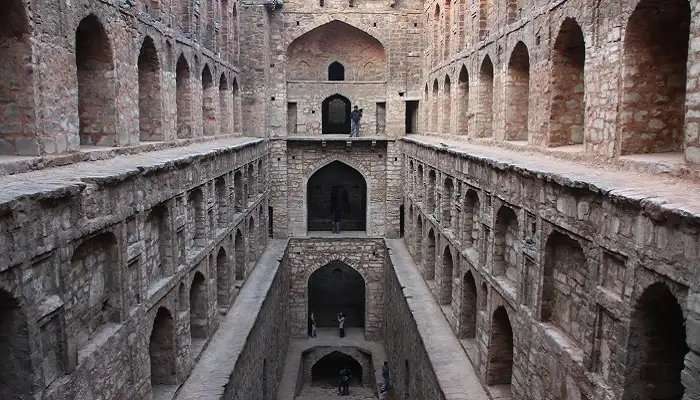 अग्रसेन की बावली दिल्ली के सबसे अच्छे पर्यटन स्थल में से एक है
