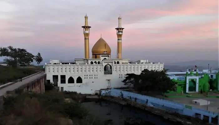ईद के दौरान सजाई गई अजमेर शरीफ दरगाह राजस्थान में देखने लायक एक और महत्वपूर्ण जगह है