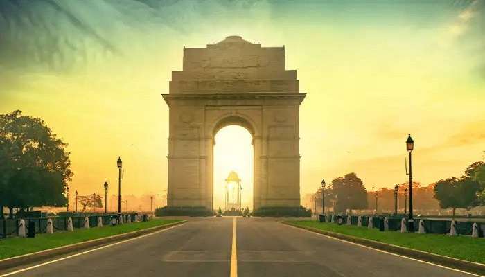 दिल्ली के सबसे अच्छे पर्यटन स्थल में से एक इंडिया गेट का दृश्य काफी शानादर लगता है