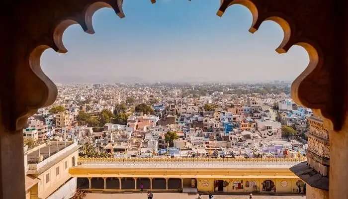 भारत के पर्यटन स्थल उदयपुर में किले का दृश्य शानदार लग रहा है
