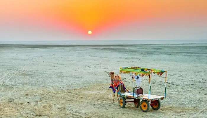कच्छ का सफेद रेगिस्तान: घूमने के लिए सबसे अच्छे भारत के पर्यटन स्थल है