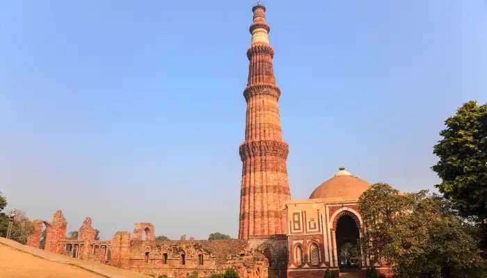 कुतुब मीनार दिल्ली के मशहूर पर्यटक स्थल में से एक है