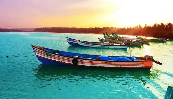 केरल के दर्शनीय स्थल में घूमने के लिए सबसे अच्छे स्थानों में से एक कोझिकोड पर पर्यटक नाव की सवारी का आनंद ले सकते है
