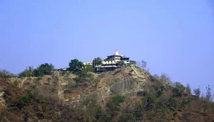 हरिद्वार के दर्शनीय स्थल में से एक चंडी देवी मंदिर का दृश्य पर्यटकों का मनमोह लेता है