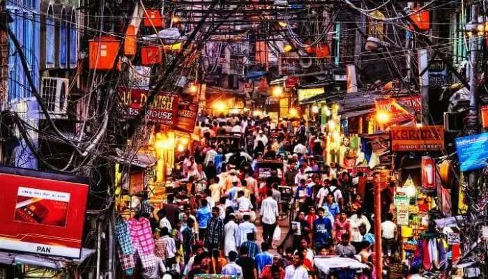 खरीदारी के लिए चांदनी चौक जरूर जाएँ, जो दिल्ली के सबसे अच्छे पर्यटन स्थल में से एक है