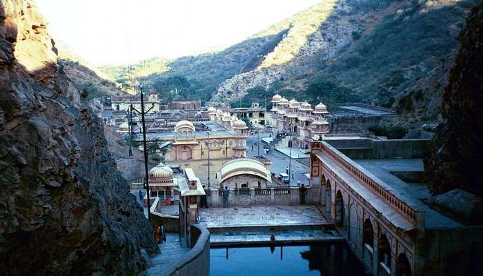 जयपुर के दर्शनीय स्थल में यह स्थान ट्रैकिंग करने के लिए प्रसिद्ध है