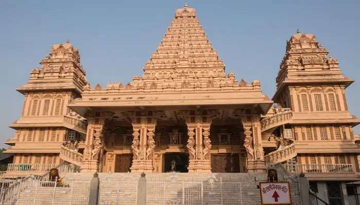 छतरपुर मंदिर, दिल्ली में घूमने लायक धार्मिक स्थानों में से एक है