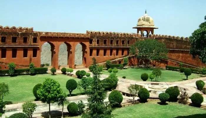 जयगढ़ फोर्ट राजस्थान के प्रमुख पर्यटन स्थल है