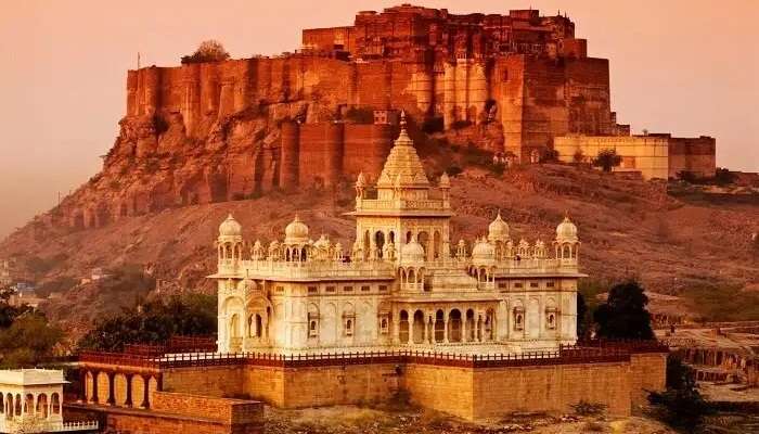 जैसलमेर किला राजस्थान के प्रमुख पर्यटन स्थल है