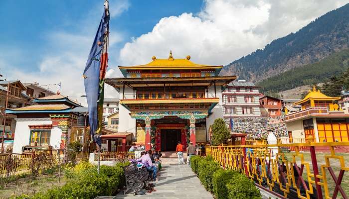 तिब्बती मठ मनाली के पर्यटन स्थल में से एक है