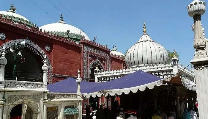 निज़ामुद्दीन दरगाह दिल्ली के सबसे प्रमुख पर्यटन स्थल में से एक है