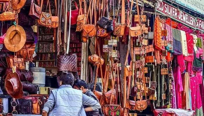 नेहरू बाजार जयपुर के दर्शनीय स्थल में खरीदारी के लिए सबसे सर्वोत्तम जगह है