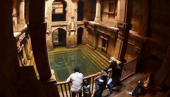 जयपुर के पर्यटन स्थल में पन्ना मीना की बावड़ी लोकप्रिय वास्तुशिल्प के लिए जाना जाता है