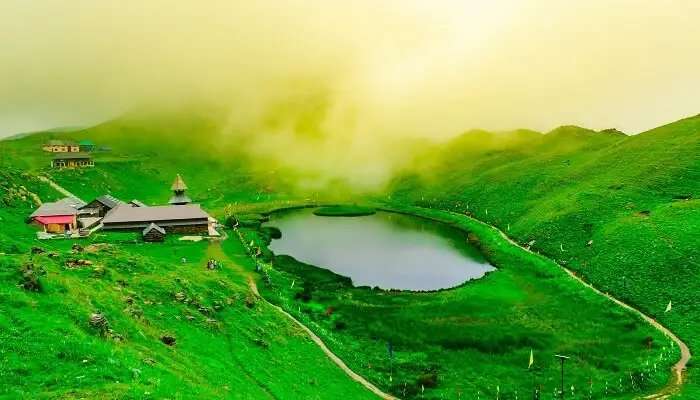 झील का शानदार दृश्य,भारत के पर्यटन स्थल में घूमने के लिए सबसे लोकप्रिय स्थानों में से एक है