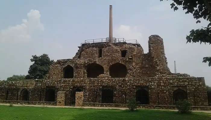 फ़िरोज़ शाह कोटला किला एक ऐतिहासिक स्थान है और दिल्ली के सबसे अच्छे पर्यटन स्थल में से एक है